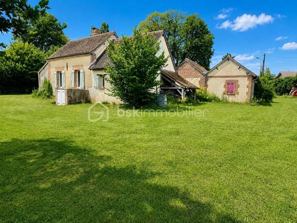 Laissez-vous séduire par cette authentique maison de caractère de 151 m², édifiée sur un magnifique terrain arboré de 1 712 m², offrant un cadre de vie rare et privilégié. Située dans un charmant village en pierre, face à la campagne et aux bois, sans aucun vis-à-vis, cette propriété est une véritable invitation à la sérénité.

Dès l’entrée, vous découvrirez une cuisine de 10 m² ouvrant sur une chaleureuse salle à manger, où les tomettes au sol, les poutres apparentes et sa cheminée témoignent du charme et de l’authenticité des lieux.

Le rez-de-chaussée se compose également d’une première chambre de 12 m², d’une salle d’eau, d’un WC indépendant, ainsi que d’un salon de 25 m², baigné de caractère avec ses tomettes, ses poutres apparentes et sa cheminée donnant accès a sa terrasse orienté sud ouest. Une seconde chambre de 18 m² complète ce niveau.

À l’étage, une vaste pièce de 33 m² au sol offre de multiples possibilités : grande chambre parentale, dortoir, salle de jeux ou espace de détente selon vos envies.

À l’extérieur, les prestations sont nombreuses :

    Une dépendance aménagée, comprenant une chambre avec sa salle d’eau et son WC, idéale pour recevoir famille et amis ou pour une activité indépendante.
    Une buanderie de 15 m², équipée d’un chauffe-eau solaire, d’un évier, avec les arrivées et évacuations prévues.
    Un local à vélos.
    Un local de jardinage.
    Une magnifique cave voûtée.
    Un garage.

La maison est équipée d’un assainissement individuel (fosse septique).

Cette propriété séduira les amoureux de nature, de calme et d’authenticité, à la recherche d’un environnement bucolique et préservé. Un bien rare, où le charme de l’ancien se marie parfaitement avec la quiétude de la campagne.

Une visite s’impose pour découvrir ce lieu de vie unique et plein de caractère.