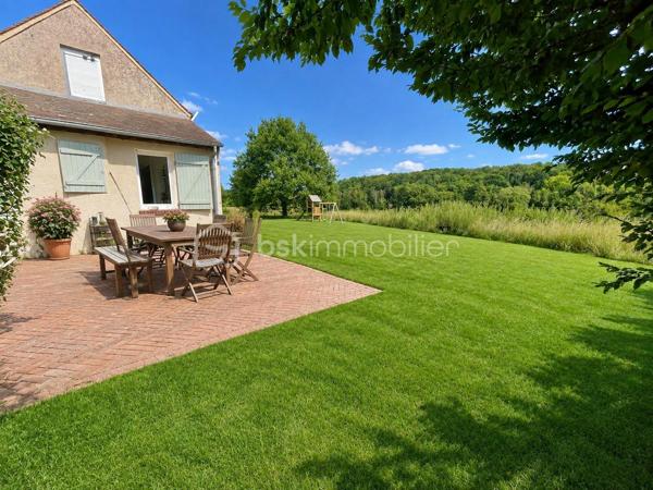 Laissez-vous séduire par cette authentique maison de caractère de 151 m², édifiée sur un magnifique terrain arboré de 1 712 m², offrant un cadre de vie rare et privilégié. Située dans un charmant village en pierre, face à la campagne et aux bois, sans aucun vis-à-vis, cette propriété est une véritable invitation à la sérénité.

Dès l’entrée, vous découvrirez une cuisine de 10 m² ouvrant sur une chaleureuse salle à manger, où les tomettes au sol, les poutres apparentes et sa cheminée témoignent du charme et de l’authenticité des lieux.

Le rez-de-chaussée se compose également d’une première chambre de 12 m², d’une salle d’eau, d’un WC indépendant, ainsi que d’un salon de 25 m², baigné de caractère avec ses tomettes, ses poutres apparentes et sa cheminée donnant accès a sa terrasse orienté sud ouest. Une seconde chambre de 18 m² complète ce niveau.

À l’étage, une vaste pièce de 33 m² au sol offre de multiples possibilités : grande chambre parentale, dortoir, salle de jeux ou espace de détente selon vos envies.

À l’extérieur, les prestations sont nombreuses :

    Une dépendance aménagée, comprenant une chambre avec sa salle d’eau et son WC, idéale pour recevoir famille et amis ou pour une activité indépendante.
    Une buanderie de 15 m², équipée d’un chauffe-eau solaire, d’un évier, avec les arrivées et évacuations prévues.
    Un local à vélos.
    Un local de jardinage.
    Une magnifique cave voûtée.
    Un garage.

La maison est équipée d’un assainissement individuel (fosse septique).

Cette propriété séduira les amoureux de nature, de calme et d’authenticité, à la recherche d’un environnement bucolique et préservé. Un bien rare, où le charme de l’ancien se marie parfaitement avec la quiétude de la campagne.

Une visite s’impose pour découvrir ce lieu de vie unique et plein de caractère.