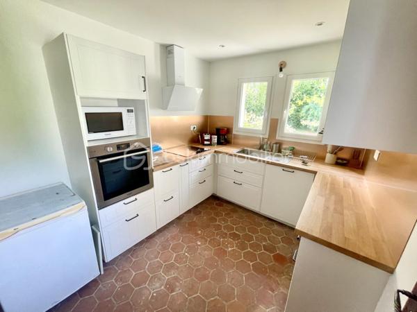 Laissez-vous séduire par cette authentique maison de caractère de 151 m², édifiée sur un magnifique terrain arboré de 1 712 m², offrant un cadre de vie rare et privilégié. Située dans un charmant village en pierre, face à la campagne et aux bois, sans aucun vis-à-vis, cette propriété est une véritable invitation à la sérénité.

Dès l’entrée, vous découvrirez une cuisine de 10 m² ouvrant sur une chaleureuse salle à manger, où les tomettes au sol, les poutres apparentes et sa cheminée témoignent du charme et de l’authenticité des lieux.

Le rez-de-chaussée se compose également d’une première chambre de 12 m², d’une salle d’eau, d’un WC indépendant, ainsi que d’un salon de 25 m², baigné de caractère avec ses tomettes, ses poutres apparentes et sa cheminée donnant accès a sa terrasse orienté sud ouest. Une seconde chambre de 18 m² complète ce niveau.

À l’étage, une vaste pièce de 33 m² au sol offre de multiples possibilités : grande chambre parentale, dortoir, salle de jeux ou espace de détente selon vos envies.

À l’extérieur, les prestations sont nombreuses :

    Une dépendance aménagée, comprenant une chambre avec sa salle d’eau et son WC, idéale pour recevoir famille et amis ou pour une activité indépendante.
    Une buanderie de 15 m², équipée d’un chauffe-eau solaire, d’un évier, avec les arrivées et évacuations prévues.
    Un local à vélos.
    Un local de jardinage.
    Une magnifique cave voûtée.
    Un garage.

La maison est équipée d’un assainissement individuel (fosse septique).

Cette propriété séduira les amoureux de nature, de calme et d’authenticité, à la recherche d’un environnement bucolique et préservé. Un bien rare, où le charme de l’ancien se marie parfaitement avec la quiétude de la campagne.

Une visite s’impose pour découvrir ce lieu de vie unique et plein de caractère.