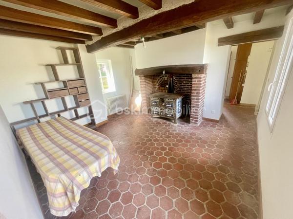 Laissez-vous séduire par cette authentique maison de caractère de 151 m², édifiée sur un magnifique terrain arboré de 1 712 m², offrant un cadre de vie rare et privilégié. Située dans un charmant village en pierre, face à la campagne et aux bois, sans aucun vis-à-vis, cette propriété est une véritable invitation à la sérénité.

Dès l’entrée, vous découvrirez une cuisine de 10 m² ouvrant sur une chaleureuse salle à manger, où les tomettes au sol, les poutres apparentes et sa cheminée témoignent du charme et de l’authenticité des lieux.

Le rez-de-chaussée se compose également d’une première chambre de 12 m², d’une salle d’eau, d’un WC indépendant, ainsi que d’un salon de 25 m², baigné de caractère avec ses tomettes, ses poutres apparentes et sa cheminée donnant accès a sa terrasse orienté sud ouest. Une seconde chambre de 18 m² complète ce niveau.

À l’étage, une vaste pièce de 33 m² au sol offre de multiples possibilités : grande chambre parentale, dortoir, salle de jeux ou espace de détente selon vos envies.

À l’extérieur, les prestations sont nombreuses :

    Une dépendance aménagée, comprenant une chambre avec sa salle d’eau et son WC, idéale pour recevoir famille et amis ou pour une activité indépendante.
    Une buanderie de 15 m², équipée d’un chauffe-eau solaire, d’un évier, avec les arrivées et évacuations prévues.
    Un local à vélos.
    Un local de jardinage.
    Une magnifique cave voûtée.
    Un garage.

La maison est équipée d’un assainissement individuel (fosse septique).

Cette propriété séduira les amoureux de nature, de calme et d’authenticité, à la recherche d’un environnement bucolique et préservé. Un bien rare, où le charme de l’ancien se marie parfaitement avec la quiétude de la campagne.

Une visite s’impose pour découvrir ce lieu de vie unique et plein de caractère.