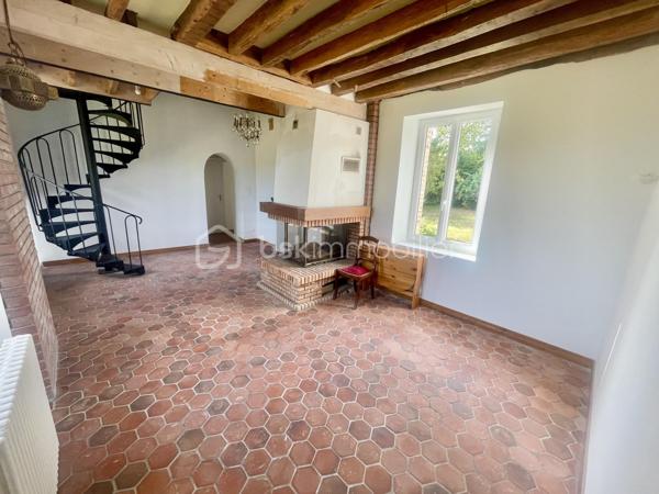 Laissez-vous séduire par cette authentique maison de caractère de 151 m², édifiée sur un magnifique terrain arboré de 1 712 m², offrant un cadre de vie rare et privilégié. Située dans un charmant village en pierre, face à la campagne et aux bois, sans aucun vis-à-vis, cette propriété est une véritable invitation à la sérénité.

Dès l’entrée, vous découvrirez une cuisine de 10 m² ouvrant sur une chaleureuse salle à manger, où les tomettes au sol, les poutres apparentes et sa cheminée témoignent du charme et de l’authenticité des lieux.

Le rez-de-chaussée se compose également d’une première chambre de 12 m², d’une salle d’eau, d’un WC indépendant, ainsi que d’un salon de 25 m², baigné de caractère avec ses tomettes, ses poutres apparentes et sa cheminée donnant accès a sa terrasse orienté sud ouest. Une seconde chambre de 18 m² complète ce niveau.

À l’étage, une vaste pièce de 33 m² au sol offre de multiples possibilités : grande chambre parentale, dortoir, salle de jeux ou espace de détente selon vos envies.

À l’extérieur, les prestations sont nombreuses :

    Une dépendance aménagée, comprenant une chambre avec sa salle d’eau et son WC, idéale pour recevoir famille et amis ou pour une activité indépendante.
    Une buanderie de 15 m², équipée d’un chauffe-eau solaire, d’un évier, avec les arrivées et évacuations prévues.
    Un local à vélos.
    Un local de jardinage.
    Une magnifique cave voûtée.
    Un garage.

La maison est équipée d’un assainissement individuel (fosse septique).

Cette propriété séduira les amoureux de nature, de calme et d’authenticité, à la recherche d’un environnement bucolique et préservé. Un bien rare, où le charme de l’ancien se marie parfaitement avec la quiétude de la campagne.

Une visite s’impose pour découvrir ce lieu de vie unique et plein de caractère.