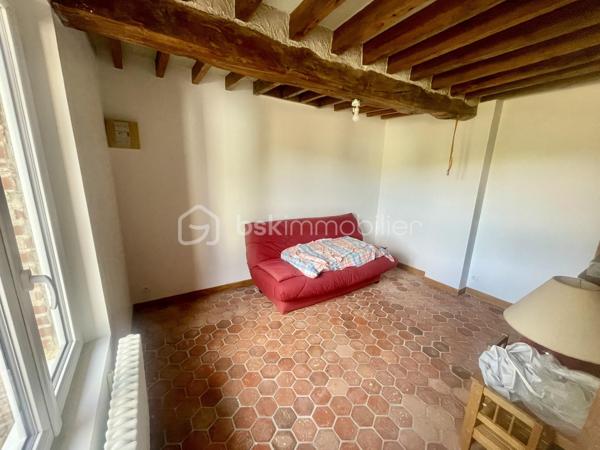 Laissez-vous séduire par cette authentique maison de caractère de 151 m², édifiée sur un magnifique terrain arboré de 1 712 m², offrant un cadre de vie rare et privilégié. Située dans un charmant village en pierre, face à la campagne et aux bois, sans aucun vis-à-vis, cette propriété est une véritable invitation à la sérénité.

Dès l’entrée, vous découvrirez une cuisine de 10 m² ouvrant sur une chaleureuse salle à manger, où les tomettes au sol, les poutres apparentes et sa cheminée témoignent du charme et de l’authenticité des lieux.

Le rez-de-chaussée se compose également d’une première chambre de 12 m², d’une salle d’eau, d’un WC indépendant, ainsi que d’un salon de 25 m², baigné de caractère avec ses tomettes, ses poutres apparentes et sa cheminée donnant accès a sa terrasse orienté sud ouest. Une seconde chambre de 18 m² complète ce niveau.

À l’étage, une vaste pièce de 33 m² au sol offre de multiples possibilités : grande chambre parentale, dortoir, salle de jeux ou espace de détente selon vos envies.

À l’extérieur, les prestations sont nombreuses :

    Une dépendance aménagée, comprenant une chambre avec sa salle d’eau et son WC, idéale pour recevoir famille et amis ou pour une activité indépendante.
    Une buanderie de 15 m², équipée d’un chauffe-eau solaire, d’un évier, avec les arrivées et évacuations prévues.
    Un local à vélos.
    Un local de jardinage.
    Une magnifique cave voûtée.
    Un garage.

La maison est équipée d’un assainissement individuel (fosse septique).

Cette propriété séduira les amoureux de nature, de calme et d’authenticité, à la recherche d’un environnement bucolique et préservé. Un bien rare, où le charme de l’ancien se marie parfaitement avec la quiétude de la campagne.

Une visite s’impose pour découvrir ce lieu de vie unique et plein de caractère.