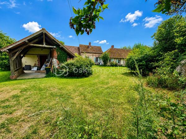 Laissez-vous séduire par cette authentique maison de caractère de 151 m², édifiée sur un magnifique terrain arboré de 1 712 m², offrant un cadre de vie rare et privilégié. Située dans un charmant village en pierre, face à la campagne et aux bois, sans aucun vis-à-vis, cette propriété est une véritable invitation à la sérénité.

Dès l’entrée, vous découvrirez une cuisine de 10 m² ouvrant sur une chaleureuse salle à manger, où les tomettes au sol, les poutres apparentes et sa cheminée témoignent du charme et de l’authenticité des lieux.

Le rez-de-chaussée se compose également d’une première chambre de 12 m², d’une salle d’eau, d’un WC indépendant, ainsi que d’un salon de 25 m², baigné de caractère avec ses tomettes, ses poutres apparentes et sa cheminée donnant accès a sa terrasse orienté sud ouest. Une seconde chambre de 18 m² complète ce niveau.

À l’étage, une vaste pièce de 33 m² au sol offre de multiples possibilités : grande chambre parentale, dortoir, salle de jeux ou espace de détente selon vos envies.

À l’extérieur, les prestations sont nombreuses :

    Une dépendance aménagée, comprenant une chambre avec sa salle d’eau et son WC, idéale pour recevoir famille et amis ou pour une activité indépendante.
    Une buanderie de 15 m², équipée d’un chauffe-eau solaire, d’un évier, avec les arrivées et évacuations prévues.
    Un local à vélos.
    Un local de jardinage.
    Une magnifique cave voûtée.
    Un garage.

La maison est équipée d’un assainissement individuel (fosse septique).

Cette propriété séduira les amoureux de nature, de calme et d’authenticité, à la recherche d’un environnement bucolique et préservé. Un bien rare, où le charme de l’ancien se marie parfaitement avec la quiétude de la campagne.

Une visite s’impose pour découvrir ce lieu de vie unique et plein de caractère.
