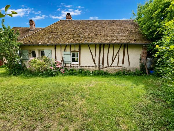 Laissez-vous séduire par cette authentique maison de caractère de 151 m², édifiée sur un magnifique terrain arboré de 1 712 m², offrant un cadre de vie rare et privilégié. Située dans un charmant village en pierre, face à la campagne et aux bois, sans aucun vis-à-vis, cette propriété est une véritable invitation à la sérénité.

Dès l’entrée, vous découvrirez une cuisine de 10 m² ouvrant sur une chaleureuse salle à manger, où les tomettes au sol, les poutres apparentes et sa cheminée témoignent du charme et de l’authenticité des lieux.

Le rez-de-chaussée se compose également d’une première chambre de 12 m², d’une salle d’eau, d’un WC indépendant, ainsi que d’un salon de 25 m², baigné de caractère avec ses tomettes, ses poutres apparentes et sa cheminée donnant accès a sa terrasse orienté sud ouest. Une seconde chambre de 18 m² complète ce niveau.

À l’étage, une vaste pièce de 33 m² au sol offre de multiples possibilités : grande chambre parentale, dortoir, salle de jeux ou espace de détente selon vos envies.

À l’extérieur, les prestations sont nombreuses :

    Une dépendance aménagée, comprenant une chambre avec sa salle d’eau et son WC, idéale pour recevoir famille et amis ou pour une activité indépendante.
    Une buanderie de 15 m², équipée d’un chauffe-eau solaire, d’un évier, avec les arrivées et évacuations prévues.
    Un local à vélos.
    Un local de jardinage.
    Une magnifique cave voûtée.
    Un garage.

La maison est équipée d’un assainissement individuel (fosse septique).

Cette propriété séduira les amoureux de nature, de calme et d’authenticité, à la recherche d’un environnement bucolique et préservé. Un bien rare, où le charme de l’ancien se marie parfaitement avec la quiétude de la campagne.

Une visite s’impose pour découvrir ce lieu de vie unique et plein de caractère.