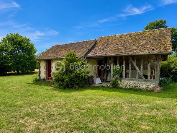 Laissez-vous séduire par cette authentique maison de caractère de 151 m², édifiée sur un magnifique terrain arboré de 1 712 m², offrant un cadre de vie rare et privilégié. Située dans un charmant village en pierre, face à la campagne et aux bois, sans aucun vis-à-vis, cette propriété est une véritable invitation à la sérénité.

Dès l’entrée, vous découvrirez une cuisine de 10 m² ouvrant sur une chaleureuse salle à manger, où les tomettes au sol, les poutres apparentes et sa cheminée témoignent du charme et de l’authenticité des lieux.

Le rez-de-chaussée se compose également d’une première chambre de 12 m², d’une salle d’eau, d’un WC indépendant, ainsi que d’un salon de 25 m², baigné de caractère avec ses tomettes, ses poutres apparentes et sa cheminée donnant accès a sa terrasse orienté sud ouest. Une seconde chambre de 18 m² complète ce niveau.

À l’étage, une vaste pièce de 33 m² au sol offre de multiples possibilités : grande chambre parentale, dortoir, salle de jeux ou espace de détente selon vos envies.

À l’extérieur, les prestations sont nombreuses :

    Une dépendance aménagée, comprenant une chambre avec sa salle d’eau et son WC, idéale pour recevoir famille et amis ou pour une activité indépendante.
    Une buanderie de 15 m², équipée d’un chauffe-eau solaire, d’un évier, avec les arrivées et évacuations prévues.
    Un local à vélos.
    Un local de jardinage.
    Une magnifique cave voûtée.
    Un garage.

La maison est équipée d’un assainissement individuel (fosse septique).

Cette propriété séduira les amoureux de nature, de calme et d’authenticité, à la recherche d’un environnement bucolique et préservé. Un bien rare, où le charme de l’ancien se marie parfaitement avec la quiétude de la campagne.

Une visite s’impose pour découvrir ce lieu de vie unique et plein de caractère.