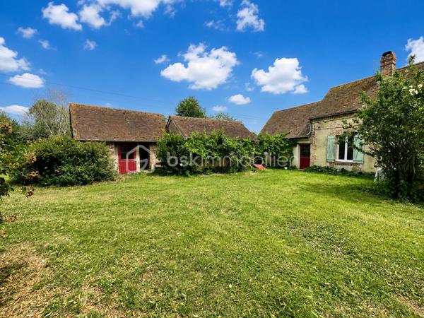 Laissez-vous séduire par cette authentique maison de caractère de 151 m², édifiée sur un magnifique terrain arboré de 1 712 m², offrant un cadre de vie rare et privilégié. Située dans un charmant village en pierre, face à la campagne et aux bois, sans aucun vis-à-vis, cette propriété est une véritable invitation à la sérénité.

Dès l’entrée, vous découvrirez une cuisine de 10 m² ouvrant sur une chaleureuse salle à manger, où les tomettes au sol, les poutres apparentes et sa cheminée témoignent du charme et de l’authenticité des lieux.

Le rez-de-chaussée se compose également d’une première chambre de 12 m², d’une salle d’eau, d’un WC indépendant, ainsi que d’un salon de 25 m², baigné de caractère avec ses tomettes, ses poutres apparentes et sa cheminée donnant accès a sa terrasse orienté sud ouest. Une seconde chambre de 18 m² complète ce niveau.

À l’étage, une vaste pièce de 33 m² au sol offre de multiples possibilités : grande chambre parentale, dortoir, salle de jeux ou espace de détente selon vos envies.

À l’extérieur, les prestations sont nombreuses :

    Une dépendance aménagée, comprenant une chambre avec sa salle d’eau et son WC, idéale pour recevoir famille et amis ou pour une activité indépendante.
    Une buanderie de 15 m², équipée d’un chauffe-eau solaire, d’un évier, avec les arrivées et évacuations prévues.
    Un local à vélos.
    Un local de jardinage.
    Une magnifique cave voûtée.
    Un garage.

La maison est équipée d’un assainissement individuel (fosse septique).

Cette propriété séduira les amoureux de nature, de calme et d’authenticité, à la recherche d’un environnement bucolique et préservé. Un bien rare, où le charme de l’ancien se marie parfaitement avec la quiétude de la campagne.

Une visite s’impose pour découvrir ce lieu de vie unique et plein de caractère.