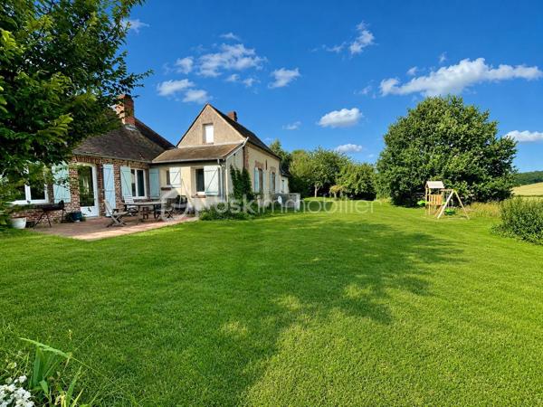 Laissez-vous séduire par cette authentique maison de caractère de 151 m², édifiée sur un magnifique terrain arboré de 1 712 m², offrant un cadre de vie rare et privilégié. Située dans un charmant village en pierre, face à la campagne et aux bois, sans aucun vis-à-vis, cette propriété est une véritable invitation à la sérénité.

Dès l’entrée, vous découvrirez une cuisine de 10 m² ouvrant sur une chaleureuse salle à manger, où les tomettes au sol, les poutres apparentes et sa cheminée témoignent du charme et de l’authenticité des lieux.

Le rez-de-chaussée se compose également d’une première chambre de 12 m², d’une salle d’eau, d’un WC indépendant, ainsi que d’un salon de 25 m², baigné de caractère avec ses tomettes, ses poutres apparentes et sa cheminée donnant accès a sa terrasse orienté sud ouest. Une seconde chambre de 18 m² complète ce niveau.

À l’étage, une vaste pièce de 33 m² au sol offre de multiples possibilités : grande chambre parentale, dortoir, salle de jeux ou espace de détente selon vos envies.

À l’extérieur, les prestations sont nombreuses :

    Une dépendance aménagée, comprenant une chambre avec sa salle d’eau et son WC, idéale pour recevoir famille et amis ou pour une activité indépendante.
    Une buanderie de 15 m², équipée d’un chauffe-eau solaire, d’un évier, avec les arrivées et évacuations prévues.
    Un local à vélos.
    Un local de jardinage.
    Une magnifique cave voûtée.
    Un garage.

La maison est équipée d’un assainissement individuel (fosse septique).

Cette propriété séduira les amoureux de nature, de calme et d’authenticité, à la recherche d’un environnement bucolique et préservé. Un bien rare, où le charme de l’ancien se marie parfaitement avec la quiétude de la campagne.

Une visite s’impose pour découvrir ce lieu de vie unique et plein de caractère.