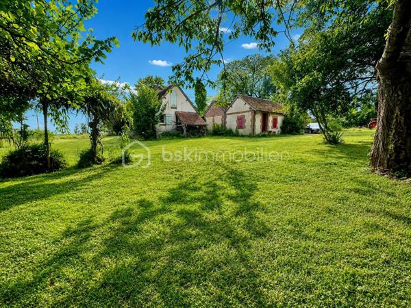 Laissez-vous séduire par cette authentique maison de caractère de 151 m², édifiée sur un magnifique terrain arboré de 1 712 m², offrant un cadre de vie rare et privilégié. Située dans un charmant village en pierre, face à la campagne et aux bois, sans aucun vis-à-vis, cette propriété est une véritable invitation à la sérénité.

Dès l’entrée, vous découvrirez une cuisine de 10 m² ouvrant sur une chaleureuse salle à manger, où les tomettes au sol, les poutres apparentes et sa cheminée témoignent du charme et de l’authenticité des lieux.

Le rez-de-chaussée se compose également d’une première chambre de 12 m², d’une salle d’eau, d’un WC indépendant, ainsi que d’un salon de 25 m², baigné de caractère avec ses tomettes, ses poutres apparentes et sa cheminée donnant accès a sa terrasse orienté sud ouest. Une seconde chambre de 18 m² complète ce niveau.

À l’étage, une vaste pièce de 33 m² au sol offre de multiples possibilités : grande chambre parentale, dortoir, salle de jeux ou espace de détente selon vos envies.

À l’extérieur, les prestations sont nombreuses :

    Une dépendance aménagée, comprenant une chambre avec sa salle d’eau et son WC, idéale pour recevoir famille et amis ou pour une activité indépendante.
    Une buanderie de 15 m², équipée d’un chauffe-eau solaire, d’un évier, avec les arrivées et évacuations prévues.
    Un local à vélos.
    Un local de jardinage.
    Une magnifique cave voûtée.
    Un garage.

La maison est équipée d’un assainissement individuel (fosse septique).

Cette propriété séduira les amoureux de nature, de calme et d’authenticité, à la recherche d’un environnement bucolique et préservé. Un bien rare, où le charme de l’ancien se marie parfaitement avec la quiétude de la campagne.

Une visite s’impose pour découvrir ce lieu de vie unique et plein de caractère.