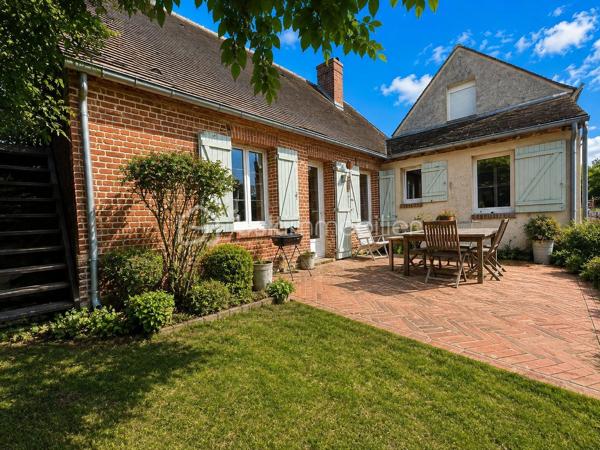 Laissez-vous séduire par cette authentique maison de caractère de 151 m², édifiée sur un magnifique terrain arboré de 1 712 m², offrant un cadre de vie rare et privilégié. Située dans un charmant village en pierre, face à la campagne et aux bois, sans aucun vis-à-vis, cette propriété est une véritable invitation à la sérénité.

Dès l’entrée, vous découvrirez une cuisine de 10 m² ouvrant sur une chaleureuse salle à manger, où les tomettes au sol, les poutres apparentes et sa cheminée témoignent du charme et de l’authenticité des lieux.

Le rez-de-chaussée se compose également d’une première chambre de 12 m², d’une salle d’eau, d’un WC indépendant, ainsi que d’un salon de 25 m², baigné de caractère avec ses tomettes, ses poutres apparentes et sa cheminée donnant accès a sa terrasse orienté sud ouest. Une seconde chambre de 18 m² complète ce niveau.

À l’étage, une vaste pièce de 33 m² au sol offre de multiples possibilités : grande chambre parentale, dortoir, salle de jeux ou espace de détente selon vos envies.

À l’extérieur, les prestations sont nombreuses :

    Une dépendance aménagée, comprenant une chambre avec sa salle d’eau et son WC, idéale pour recevoir famille et amis ou pour une activité indépendante.
    Une buanderie de 15 m², équipée d’un chauffe-eau solaire, d’un évier, avec les arrivées et évacuations prévues.
    Un local à vélos.
    Un local de jardinage.
    Une magnifique cave voûtée.
    Un garage.

La maison est équipée d’un assainissement individuel (fosse septique).

Cette propriété séduira les amoureux de nature, de calme et d’authenticité, à la recherche d’un environnement bucolique et préservé. Un bien rare, où le charme de l’ancien se marie parfaitement avec la quiétude de la campagne.

Une visite s’impose pour découvrir ce lieu de vie unique et plein de caractère.
