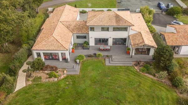 Vente Maison contemporaine Nesmy 7 Pièces 296 m²
