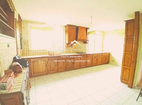 A 900 mètres, du centre ville de CHATELLERAULT