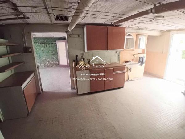 A 900 mètres, du centre ville de CHATELLERAULT