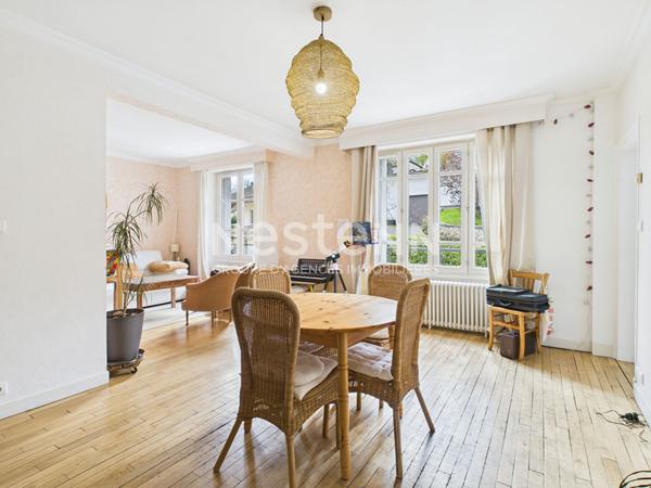 A vendre au centre-ville d'Aurillac, Maison de ville de type 5 avec cave, garages et jardin.