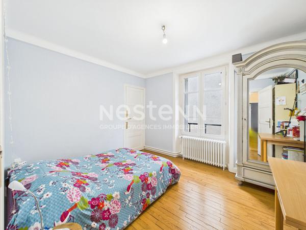 A vendre au centre-ville d'Aurillac, Maison de ville de type 5 avec cave, garages et jardin.