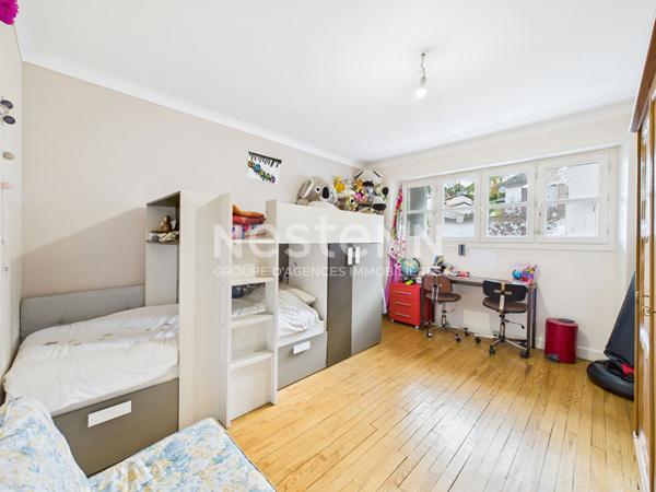 A vendre au centre-ville d'Aurillac, Maison de ville de type 5 avec cave, garages et jardin.