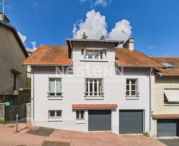 A vendre au centre-ville d'Aurillac, Maison de ville de type 5 avec cave, garages et jardin.