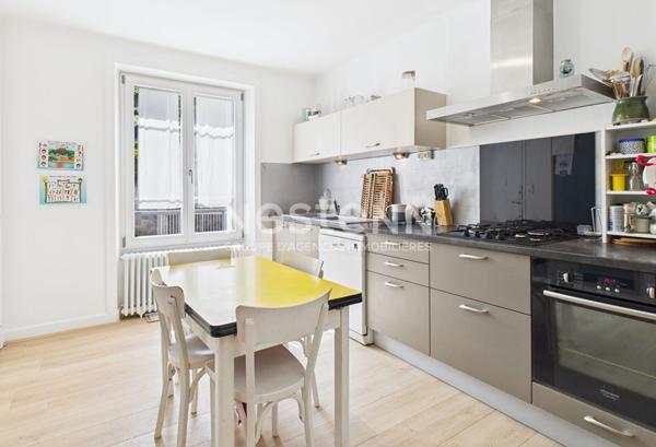 A vendre au centre-ville d'Aurillac, Maison de ville de type 5 avec cave, garages et jardin.