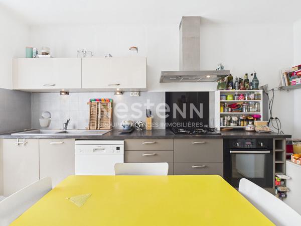 A vendre au centre-ville d'Aurillac, Maison de ville de type 5 avec cave, garages et jardin.