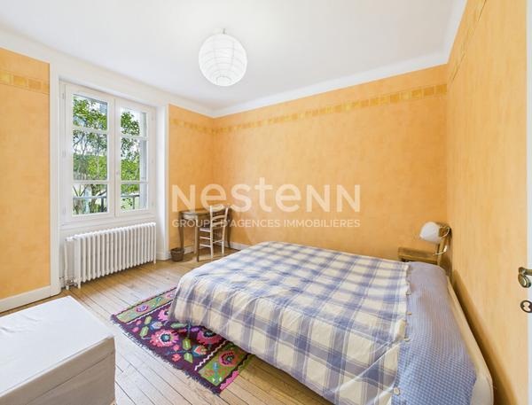 A vendre au centre-ville d'Aurillac, Maison de ville de type 5 avec cave, garages et jardin.