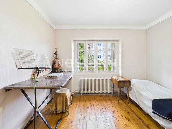 A vendre au centre-ville d'Aurillac, Maison de ville de type 5 avec cave, garages et jardin.