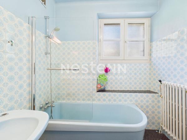 A vendre au centre-ville d'Aurillac, Maison de ville de type 5 avec cave, garages et jardin.