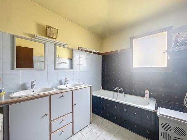 VALENCE - Maison de rue a rénover avec 2 garages