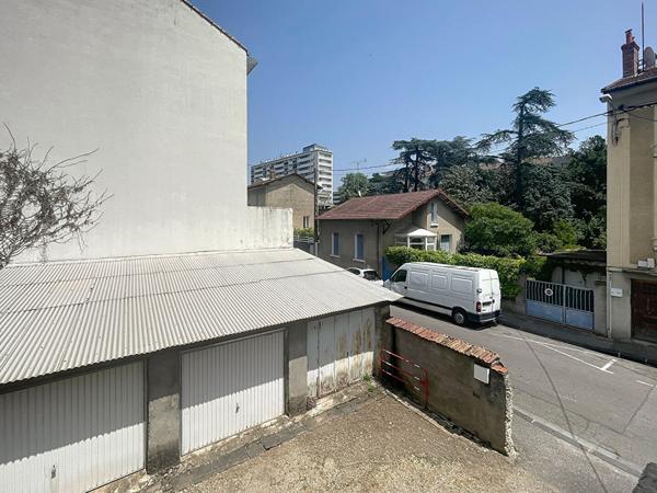 VALENCE - Maison de rue a rénover avec 2 garages