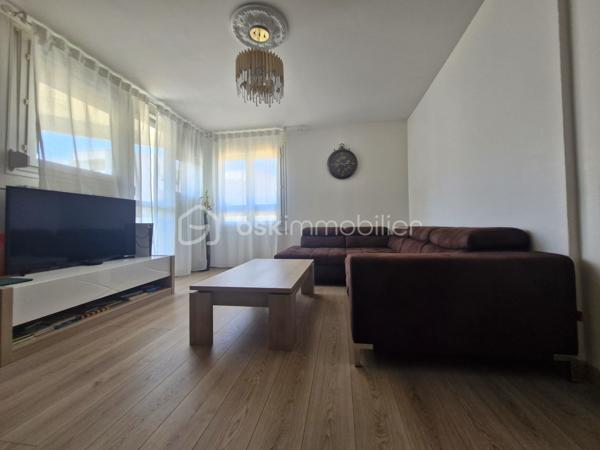 Dans un immeuble agréable avec ascenseur, cet appartement de type 4 dispose d'une grande entrée avec placard, cuisine équipée récente ouverte sur séjour lumineux, salle à manger, 2 chambres, salle de bain avec fenêtre, wc séparés.

Possibilité de cloisonner et de créer une 3ème chambre fermée en cas de projet de colocation. 

Profitez de 2 balcons avec vue dégagée, d'un grand cellier et d'une place de parking privative.. 

Pas de travaux à prévoir. Chauffage inclus dans les charges.

Venez découvrir cette opportunité ! Proche toutes commodités, écoles, facultés et commerces. Arrêt de bus au pied de l'immeuble. Idéal 1er achat ou investissement locatif !
