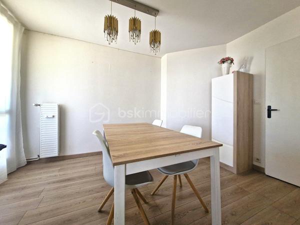 Dans un immeuble agréable avec ascenseur, cet appartement de type 4 dispose d'une grande entrée avec placard, cuisine équipée récente ouverte sur séjour lumineux, salle à manger, 2 chambres, salle de bain avec fenêtre, wc séparés.

Possibilité de cloisonner et de créer une 3ème chambre fermée en cas de projet de colocation. 

Profitez de 2 balcons avec vue dégagée, d'un grand cellier et d'une place de parking privative.. 

Pas de travaux à prévoir. Chauffage inclus dans les charges.

Venez découvrir cette opportunité ! Proche toutes commodités, écoles, facultés et commerces. Arrêt de bus au pied de l'immeuble. Idéal 1er achat ou investissement locatif !