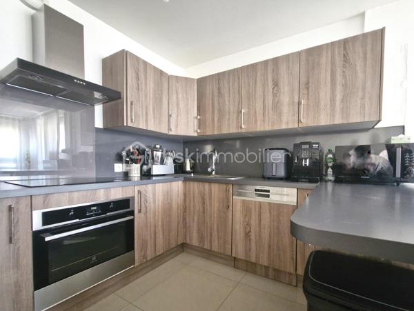 Dans un immeuble agréable avec ascenseur, cet appartement de type 4 dispose d'une grande entrée avec placard, cuisine équipée récente ouverte sur séjour lumineux, salle à manger, 2 chambres, salle de bain avec fenêtre, wc séparés.

Possibilité de cloisonner et de créer une 3ème chambre fermée en cas de projet de colocation. 

Profitez de 2 balcons avec vue dégagée, d'un grand cellier et d'une place de parking privative.. 

Pas de travaux à prévoir. Chauffage inclus dans les charges.

Venez découvrir cette opportunité ! Proche toutes commodités, écoles, facultés et commerces. Arrêt de bus au pied de l'immeuble. Idéal 1er achat ou investissement locatif !