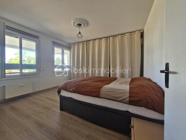 Dans un immeuble agréable avec ascenseur, cet appartement de type 4 dispose d'une grande entrée avec placard, cuisine équipée récente ouverte sur séjour lumineux, salle à manger, 2 chambres, salle de bain avec fenêtre, wc séparés.

Possibilité de cloisonner et de créer une 3ème chambre fermée en cas de projet de colocation. 

Profitez de 2 balcons avec vue dégagée, d'un grand cellier et d'une place de parking privative.. 

Pas de travaux à prévoir. Chauffage inclus dans les charges.

Venez découvrir cette opportunité ! Proche toutes commodités, écoles, facultés et commerces. Arrêt de bus au pied de l'immeuble. Idéal 1er achat ou investissement locatif !