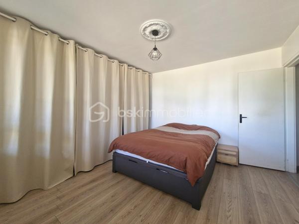 Dans un immeuble agréable avec ascenseur, cet appartement de type 4 dispose d'une grande entrée avec placard, cuisine équipée récente ouverte sur séjour lumineux, salle à manger, 2 chambres, salle de bain avec fenêtre, wc séparés.

Possibilité de cloisonner et de créer une 3ème chambre fermée en cas de projet de colocation. 

Profitez de 2 balcons avec vue dégagée, d'un grand cellier et d'une place de parking privative.. 

Pas de travaux à prévoir. Chauffage inclus dans les charges.

Venez découvrir cette opportunité ! Proche toutes commodités, écoles, facultés et commerces. Arrêt de bus au pied de l'immeuble. Idéal 1er achat ou investissement locatif !