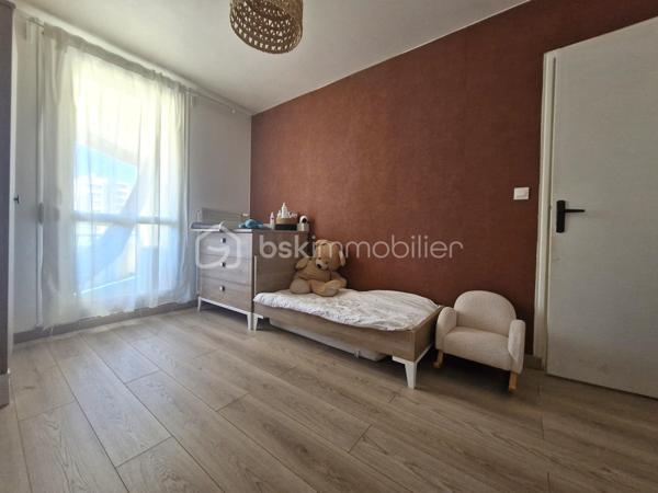 Dans un immeuble agréable avec ascenseur, cet appartement de type 4 dispose d'une grande entrée avec placard, cuisine équipée récente ouverte sur séjour lumineux, salle à manger, 2 chambres, salle de bain avec fenêtre, wc séparés.

Possibilité de cloisonner et de créer une 3ème chambre fermée en cas de projet de colocation. 

Profitez de 2 balcons avec vue dégagée, d'un grand cellier et d'une place de parking privative.. 

Pas de travaux à prévoir. Chauffage inclus dans les charges.

Venez découvrir cette opportunité ! Proche toutes commodités, écoles, facultés et commerces. Arrêt de bus au pied de l'immeuble. Idéal 1er achat ou investissement locatif !