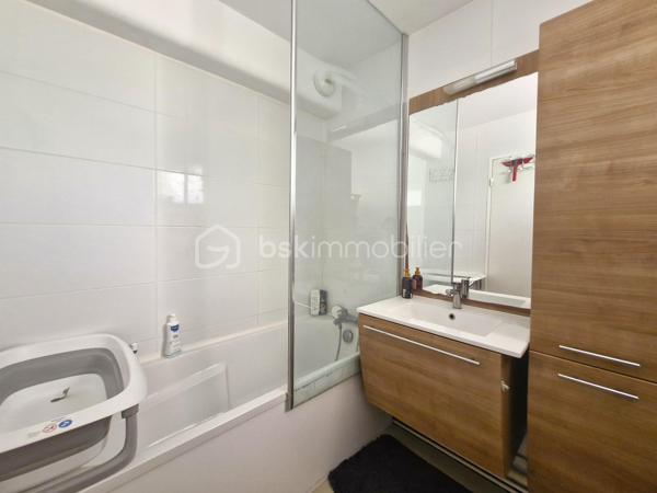 Dans un immeuble agréable avec ascenseur, cet appartement de type 4 dispose d'une grande entrée avec placard, cuisine équipée récente ouverte sur séjour lumineux, salle à manger, 2 chambres, salle de bain avec fenêtre, wc séparés.

Possibilité de cloisonner et de créer une 3ème chambre fermée en cas de projet de colocation. 

Profitez de 2 balcons avec vue dégagée, d'un grand cellier et d'une place de parking privative.. 

Pas de travaux à prévoir. Chauffage inclus dans les charges.

Venez découvrir cette opportunité ! Proche toutes commodités, écoles, facultés et commerces. Arrêt de bus au pied de l'immeuble. Idéal 1er achat ou investissement locatif !