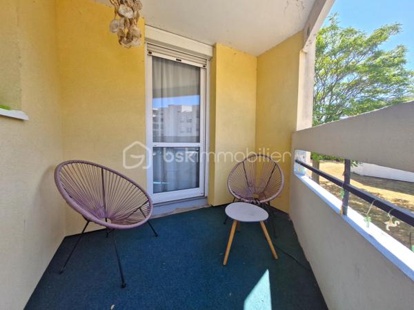 Dans un immeuble agréable avec ascenseur, cet appartement de type 4 dispose d'une grande entrée avec placard, cuisine équipée récente ouverte sur séjour lumineux, salle à manger, 2 chambres, salle de bain avec fenêtre, wc séparés.

Possibilité de cloisonner et de créer une 3ème chambre fermée en cas de projet de colocation. 

Profitez de 2 balcons avec vue dégagée, d'un grand cellier et d'une place de parking privative.. 

Pas de travaux à prévoir. Chauffage inclus dans les charges.

Venez découvrir cette opportunité ! Proche toutes commodités, écoles, facultés et commerces. Arrêt de bus au pied de l'immeuble. Idéal 1er achat ou investissement locatif !