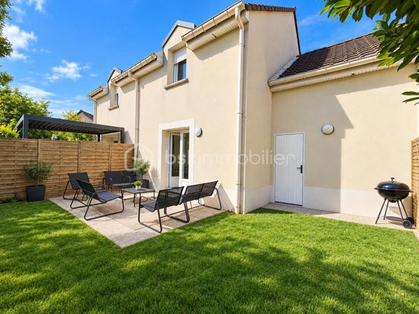 Située à Reims, route de Witry, au sein d’une résidence agréable et entretenue, venez découvrir cette maison construite en 2008, offrant 77,40 m² habitables, un jardin privatif, une terrasse et un garage attenant.

Dès l’entrée, vous découvrirez une maison fonctionnelle et bien agencée. Le rez-de-chaussée se compose d’une entrée, d’une cuisine, ainsi que d’un salon - séjour lumineux d’environ 19 m², offrant un espace convivial pour profiter pleinement des moments en famille. Un WC indépendant complète ce niveau.

À l’étage, l’espace nuit dessert trois chambres de 10,80 m², 15 m² et 13,90 m², ainsi qu’une salle de bains et un espace de circulation.

À l’extérieur, vous profiterez d’un terrain privatif d’environ 88 m², véritable petit cocon à l’abri des regards. Une terrasse d’environ 8 m² permet d’installer facilement un salon de jardin et de profiter des beaux jours.

Un garage attenant de 18 m² apporte un réel confort au quotidien, aussi bien pour le stationnement que pour le rangement.

Côté technique, la maison bénéficie de menuiseries en double vitrage et d’une isolation des combles. Les diagnostics ne font apparaître ni amiante, ni plomb, ni anomalie électrique.

Les charges de copropriété sont d’environ 240 € par trimestre et comprennent notamment l’entretien des espaces verts, de la résidence et la gestion des poubelles.

✨ Une maison lumineuse, parfaitement entretenue et prête à accueillir ses nouveaux propriétaires, idéale pour un premier achat, un couple ou une famille souhaitant profiter d'un extérieur tout en restant à Reims.

Pour davantage de renseignements ou pour organiser une visite, contactez - moi.