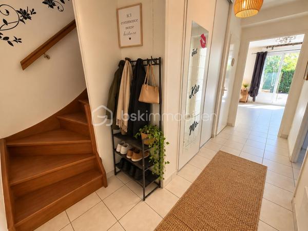 Située à Reims, route de Witry, au sein d’une résidence agréable et entretenue, venez découvrir cette maison construite en 2008, offrant 77,40 m² habitables, un jardin privatif, une terrasse et un garage attenant.

Dès l’entrée, vous découvrirez une maison fonctionnelle et bien agencée. Le rez-de-chaussée se compose d’une entrée, d’une cuisine, ainsi que d’un salon - séjour lumineux d’environ 19 m², offrant un espace convivial pour profiter pleinement des moments en famille. Un WC indépendant complète ce niveau.

À l’étage, l’espace nuit dessert trois chambres de 10,80 m², 15 m² et 13,90 m², ainsi qu’une salle de bains et un espace de circulation.

À l’extérieur, vous profiterez d’un terrain privatif d’environ 88 m², véritable petit cocon à l’abri des regards. Une terrasse d’environ 8 m² permet d’installer facilement un salon de jardin et de profiter des beaux jours.

Un garage attenant de 18 m² apporte un réel confort au quotidien, aussi bien pour le stationnement que pour le rangement.

Côté technique, la maison bénéficie de menuiseries en double vitrage et d’une isolation des combles. Les diagnostics ne font apparaître ni amiante, ni plomb, ni anomalie électrique.

Les charges de copropriété sont d’environ 240 € par trimestre et comprennent notamment l’entretien des espaces verts, de la résidence et la gestion des poubelles.

✨ Une maison lumineuse, parfaitement entretenue et prête à accueillir ses nouveaux propriétaires, idéale pour un premier achat, un couple ou une famille souhaitant profiter d'un extérieur tout en restant à Reims.

Pour davantage de renseignements ou pour organiser une visite, contactez - moi.