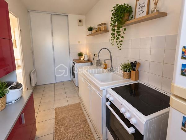 Située à Reims, route de Witry, au sein d’une résidence agréable et entretenue, venez découvrir cette maison construite en 2008, offrant 77,40 m² habitables, un jardin privatif, une terrasse et un garage attenant.

Dès l’entrée, vous découvrirez une maison fonctionnelle et bien agencée. Le rez-de-chaussée se compose d’une entrée, d’une cuisine, ainsi que d’un salon - séjour lumineux d’environ 19 m², offrant un espace convivial pour profiter pleinement des moments en famille. Un WC indépendant complète ce niveau.

À l’étage, l’espace nuit dessert trois chambres de 10,80 m², 15 m² et 13,90 m², ainsi qu’une salle de bains et un espace de circulation.

À l’extérieur, vous profiterez d’un terrain privatif d’environ 88 m², véritable petit cocon à l’abri des regards. Une terrasse d’environ 8 m² permet d’installer facilement un salon de jardin et de profiter des beaux jours.

Un garage attenant de 18 m² apporte un réel confort au quotidien, aussi bien pour le stationnement que pour le rangement.

Côté technique, la maison bénéficie de menuiseries en double vitrage et d’une isolation des combles. Les diagnostics ne font apparaître ni amiante, ni plomb, ni anomalie électrique.

Les charges de copropriété sont d’environ 240 € par trimestre et comprennent notamment l’entretien des espaces verts, de la résidence et la gestion des poubelles.

✨ Une maison lumineuse, parfaitement entretenue et prête à accueillir ses nouveaux propriétaires, idéale pour un premier achat, un couple ou une famille souhaitant profiter d'un extérieur tout en restant à Reims.

Pour davantage de renseignements ou pour organiser une visite, contactez - moi.