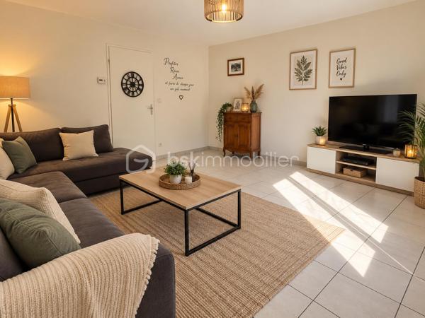 Située à Reims, route de Witry, au sein d’une résidence agréable et entretenue, venez découvrir cette maison construite en 2008, offrant 77,40 m² habitables, un jardin privatif, une terrasse et un garage attenant.

Dès l’entrée, vous découvrirez une maison fonctionnelle et bien agencée. Le rez-de-chaussée se compose d’une entrée, d’une cuisine, ainsi que d’un salon - séjour lumineux d’environ 19 m², offrant un espace convivial pour profiter pleinement des moments en famille. Un WC indépendant complète ce niveau.

À l’étage, l’espace nuit dessert trois chambres de 10,80 m², 15 m² et 13,90 m², ainsi qu’une salle de bains et un espace de circulation.

À l’extérieur, vous profiterez d’un terrain privatif d’environ 88 m², véritable petit cocon à l’abri des regards. Une terrasse d’environ 8 m² permet d’installer facilement un salon de jardin et de profiter des beaux jours.

Un garage attenant de 18 m² apporte un réel confort au quotidien, aussi bien pour le stationnement que pour le rangement.

Côté technique, la maison bénéficie de menuiseries en double vitrage et d’une isolation des combles. Les diagnostics ne font apparaître ni amiante, ni plomb, ni anomalie électrique.

Les charges de copropriété sont d’environ 240 € par trimestre et comprennent notamment l’entretien des espaces verts, de la résidence et la gestion des poubelles.

✨ Une maison lumineuse, parfaitement entretenue et prête à accueillir ses nouveaux propriétaires, idéale pour un premier achat, un couple ou une famille souhaitant profiter d'un extérieur tout en restant à Reims.

Pour davantage de renseignements ou pour organiser une visite, contactez - moi.