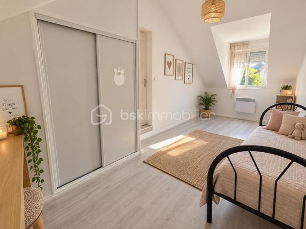 Située à Reims, route de Witry, au sein d’une résidence agréable et entretenue, venez découvrir cette maison construite en 2008, offrant 77,40 m² habitables, un jardin privatif, une terrasse et un garage attenant.

Dès l’entrée, vous découvrirez une maison fonctionnelle et bien agencée. Le rez-de-chaussée se compose d’une entrée, d’une cuisine, ainsi que d’un salon - séjour lumineux d’environ 19 m², offrant un espace convivial pour profiter pleinement des moments en famille. Un WC indépendant complète ce niveau.

À l’étage, l’espace nuit dessert trois chambres de 10,80 m², 15 m² et 13,90 m², ainsi qu’une salle de bains et un espace de circulation.

À l’extérieur, vous profiterez d’un terrain privatif d’environ 88 m², véritable petit cocon à l’abri des regards. Une terrasse d’environ 8 m² permet d’installer facilement un salon de jardin et de profiter des beaux jours.

Un garage attenant de 18 m² apporte un réel confort au quotidien, aussi bien pour le stationnement que pour le rangement.

Côté technique, la maison bénéficie de menuiseries en double vitrage et d’une isolation des combles. Les diagnostics ne font apparaître ni amiante, ni plomb, ni anomalie électrique.

Les charges de copropriété sont d’environ 240 € par trimestre et comprennent notamment l’entretien des espaces verts, de la résidence et la gestion des poubelles.

✨ Une maison lumineuse, parfaitement entretenue et prête à accueillir ses nouveaux propriétaires, idéale pour un premier achat, un couple ou une famille souhaitant profiter d'un extérieur tout en restant à Reims.

Pour davantage de renseignements ou pour organiser une visite, contactez - moi.