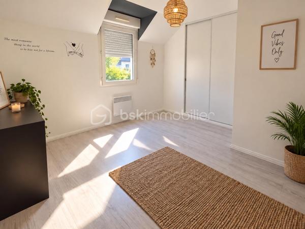 Située à Reims, route de Witry, au sein d’une résidence agréable et entretenue, venez découvrir cette maison construite en 2008, offrant 77,40 m² habitables, un jardin privatif, une terrasse et un garage attenant.

Dès l’entrée, vous découvrirez une maison fonctionnelle et bien agencée. Le rez-de-chaussée se compose d’une entrée, d’une cuisine, ainsi que d’un salon - séjour lumineux d’environ 19 m², offrant un espace convivial pour profiter pleinement des moments en famille. Un WC indépendant complète ce niveau.

À l’étage, l’espace nuit dessert trois chambres de 10,80 m², 15 m² et 13,90 m², ainsi qu’une salle de bains et un espace de circulation.

À l’extérieur, vous profiterez d’un terrain privatif d’environ 88 m², véritable petit cocon à l’abri des regards. Une terrasse d’environ 8 m² permet d’installer facilement un salon de jardin et de profiter des beaux jours.

Un garage attenant de 18 m² apporte un réel confort au quotidien, aussi bien pour le stationnement que pour le rangement.

Côté technique, la maison bénéficie de menuiseries en double vitrage et d’une isolation des combles. Les diagnostics ne font apparaître ni amiante, ni plomb, ni anomalie électrique.

Les charges de copropriété sont d’environ 240 € par trimestre et comprennent notamment l’entretien des espaces verts, de la résidence et la gestion des poubelles.

✨ Une maison lumineuse, parfaitement entretenue et prête à accueillir ses nouveaux propriétaires, idéale pour un premier achat, un couple ou une famille souhaitant profiter d'un extérieur tout en restant à Reims.

Pour davantage de renseignements ou pour organiser une visite, contactez - moi.