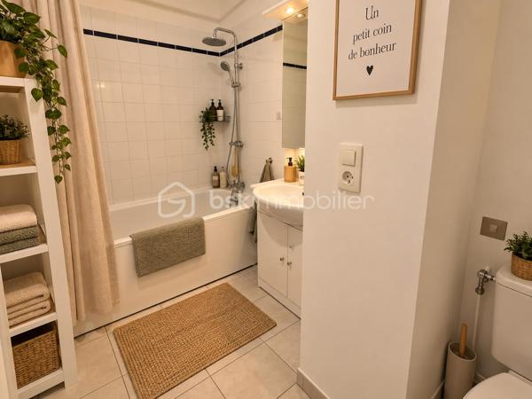 Située à Reims, route de Witry, au sein d’une résidence agréable et entretenue, venez découvrir cette maison construite en 2008, offrant 77,40 m² habitables, un jardin privatif, une terrasse et un garage attenant.

Dès l’entrée, vous découvrirez une maison fonctionnelle et bien agencée. Le rez-de-chaussée se compose d’une entrée, d’une cuisine, ainsi que d’un salon - séjour lumineux d’environ 19 m², offrant un espace convivial pour profiter pleinement des moments en famille. Un WC indépendant complète ce niveau.

À l’étage, l’espace nuit dessert trois chambres de 10,80 m², 15 m² et 13,90 m², ainsi qu’une salle de bains et un espace de circulation.

À l’extérieur, vous profiterez d’un terrain privatif d’environ 88 m², véritable petit cocon à l’abri des regards. Une terrasse d’environ 8 m² permet d’installer facilement un salon de jardin et de profiter des beaux jours.

Un garage attenant de 18 m² apporte un réel confort au quotidien, aussi bien pour le stationnement que pour le rangement.

Côté technique, la maison bénéficie de menuiseries en double vitrage et d’une isolation des combles. Les diagnostics ne font apparaître ni amiante, ni plomb, ni anomalie électrique.

Les charges de copropriété sont d’environ 240 € par trimestre et comprennent notamment l’entretien des espaces verts, de la résidence et la gestion des poubelles.

✨ Une maison lumineuse, parfaitement entretenue et prête à accueillir ses nouveaux propriétaires, idéale pour un premier achat, un couple ou une famille souhaitant profiter d'un extérieur tout en restant à Reims.

Pour davantage de renseignements ou pour organiser une visite, contactez - moi.