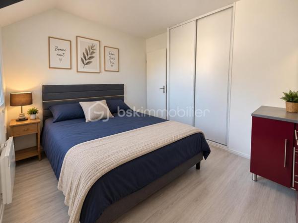 Située à Reims, route de Witry, au sein d’une résidence agréable et entretenue, venez découvrir cette maison construite en 2008, offrant 77,40 m² habitables, un jardin privatif, une terrasse et un garage attenant.

Dès l’entrée, vous découvrirez une maison fonctionnelle et bien agencée. Le rez-de-chaussée se compose d’une entrée, d’une cuisine, ainsi que d’un salon - séjour lumineux d’environ 19 m², offrant un espace convivial pour profiter pleinement des moments en famille. Un WC indépendant complète ce niveau.

À l’étage, l’espace nuit dessert trois chambres de 10,80 m², 15 m² et 13,90 m², ainsi qu’une salle de bains et un espace de circulation.

À l’extérieur, vous profiterez d’un terrain privatif d’environ 88 m², véritable petit cocon à l’abri des regards. Une terrasse d’environ 8 m² permet d’installer facilement un salon de jardin et de profiter des beaux jours.

Un garage attenant de 18 m² apporte un réel confort au quotidien, aussi bien pour le stationnement que pour le rangement.

Côté technique, la maison bénéficie de menuiseries en double vitrage et d’une isolation des combles. Les diagnostics ne font apparaître ni amiante, ni plomb, ni anomalie électrique.

Les charges de copropriété sont d’environ 240 € par trimestre et comprennent notamment l’entretien des espaces verts, de la résidence et la gestion des poubelles.

✨ Une maison lumineuse, parfaitement entretenue et prête à accueillir ses nouveaux propriétaires, idéale pour un premier achat, un couple ou une famille souhaitant profiter d'un extérieur tout en restant à Reims.

Pour davantage de renseignements ou pour organiser une visite, contactez - moi.