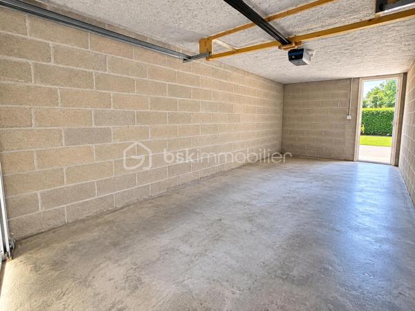 Située à Reims, route de Witry, au sein d’une résidence agréable et entretenue, venez découvrir cette maison construite en 2008, offrant 77,40 m² habitables, un jardin privatif, une terrasse et un garage attenant.

Dès l’entrée, vous découvrirez une maison fonctionnelle et bien agencée. Le rez-de-chaussée se compose d’une entrée, d’une cuisine, ainsi que d’un salon - séjour lumineux d’environ 19 m², offrant un espace convivial pour profiter pleinement des moments en famille. Un WC indépendant complète ce niveau.

À l’étage, l’espace nuit dessert trois chambres de 10,80 m², 15 m² et 13,90 m², ainsi qu’une salle de bains et un espace de circulation.

À l’extérieur, vous profiterez d’un terrain privatif d’environ 88 m², véritable petit cocon à l’abri des regards. Une terrasse d’environ 8 m² permet d’installer facilement un salon de jardin et de profiter des beaux jours.

Un garage attenant de 18 m² apporte un réel confort au quotidien, aussi bien pour le stationnement que pour le rangement.

Côté technique, la maison bénéficie de menuiseries en double vitrage et d’une isolation des combles. Les diagnostics ne font apparaître ni amiante, ni plomb, ni anomalie électrique.

Les charges de copropriété sont d’environ 240 € par trimestre et comprennent notamment l’entretien des espaces verts, de la résidence et la gestion des poubelles.

✨ Une maison lumineuse, parfaitement entretenue et prête à accueillir ses nouveaux propriétaires, idéale pour un premier achat, un couple ou une famille souhaitant profiter d'un extérieur tout en restant à Reims.

Pour davantage de renseignements ou pour organiser une visite, contactez - moi.