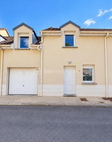 Située à Reims, route de Witry, au sein d’une résidence agréable et entretenue, venez découvrir cette maison construite en 2008, offrant 77,40 m² habitables, un jardin privatif, une terrasse et un garage attenant.

Dès l’entrée, vous découvrirez une maison fonctionnelle et bien agencée. Le rez-de-chaussée se compose d’une entrée, d’une cuisine, ainsi que d’un salon - séjour lumineux d’environ 19 m², offrant un espace convivial pour profiter pleinement des moments en famille. Un WC indépendant complète ce niveau.

À l’étage, l’espace nuit dessert trois chambres de 10,80 m², 15 m² et 13,90 m², ainsi qu’une salle de bains et un espace de circulation.

À l’extérieur, vous profiterez d’un terrain privatif d’environ 88 m², véritable petit cocon à l’abri des regards. Une terrasse d’environ 8 m² permet d’installer facilement un salon de jardin et de profiter des beaux jours.

Un garage attenant de 18 m² apporte un réel confort au quotidien, aussi bien pour le stationnement que pour le rangement.

Côté technique, la maison bénéficie de menuiseries en double vitrage et d’une isolation des combles. Les diagnostics ne font apparaître ni amiante, ni plomb, ni anomalie électrique.

Les charges de copropriété sont d’environ 240 € par trimestre et comprennent notamment l’entretien des espaces verts, de la résidence et la gestion des poubelles.

✨ Une maison lumineuse, parfaitement entretenue et prête à accueillir ses nouveaux propriétaires, idéale pour un premier achat, un couple ou une famille souhaitant profiter d'un extérieur tout en restant à Reims.

Pour davantage de renseignements ou pour organiser une visite, contactez - moi.