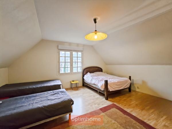 ARRAS CHR / CITADELLE – PAVILLON INDIVIDUEL SEMI PLAIN-PIED DE 219 M² – 5 CHAMBRES – SOUS-SOL COMPLET – JARDIN 1 008 M²
