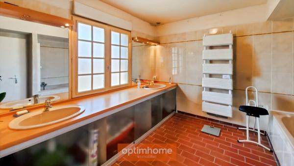 ARRAS CHR / CITADELLE – PAVILLON INDIVIDUEL SEMI PLAIN-PIED DE 219 M² – 5 CHAMBRES – SOUS-SOL COMPLET – JARDIN 1 008 M²