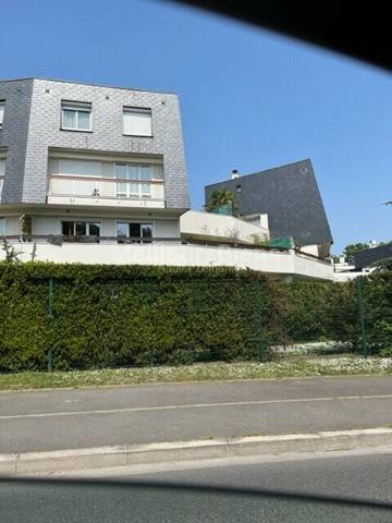 APPARTEMENT 3 PIECES AVEC TERRASSE 30 M2 RESIDENCE PRIVEE AU CALME.