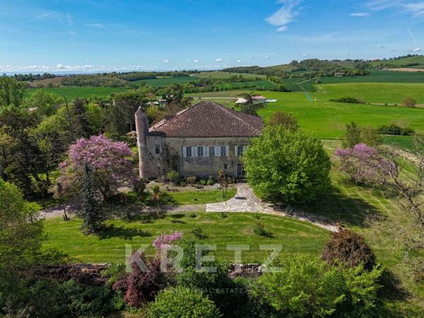 Propriété rare : château XVIIIe, parc de 2 ha et donjon insolite