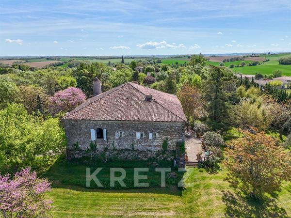 Propriété rare : château XVIIIe, parc de 2 ha et donjon insolite